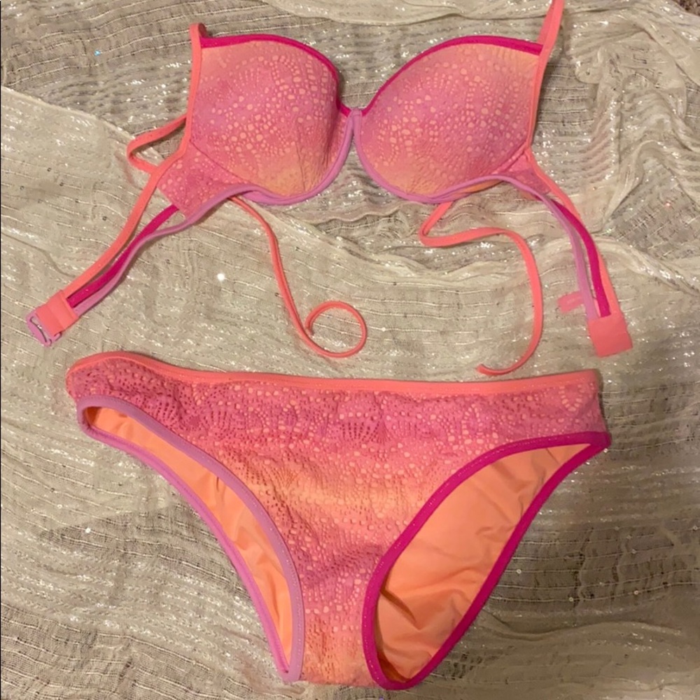 “Victoria Secret” Bikini 👙(top and bottoms)